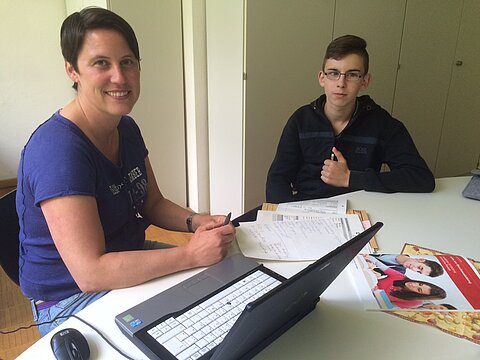 Lehrerin mit Schüler
